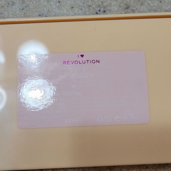 I ❤️ REVOLUTION PRALINE HIGHLIGHTER PALETTE - Picture 3 of 11